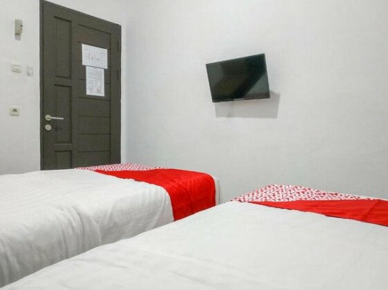 RedDoorz Plus @ Sepakat Dua Street - Photo4