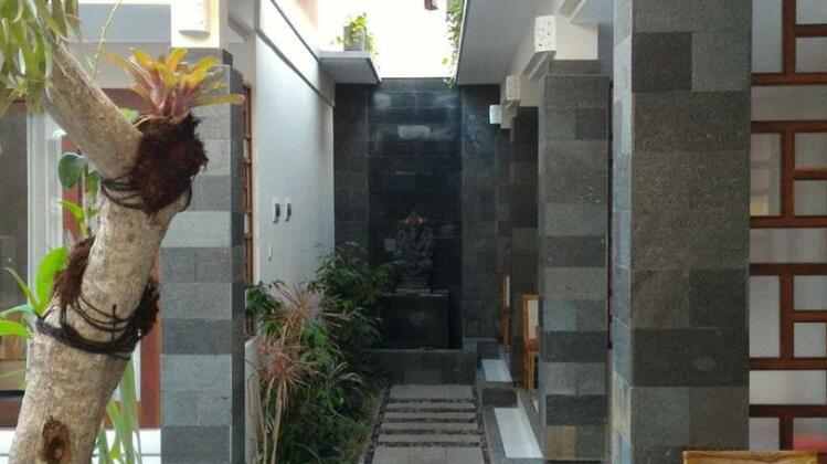 Nyaman Guest House - Photo2