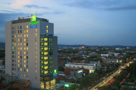 Holiday Inn Express Semarang Simpang Lima - Photo2