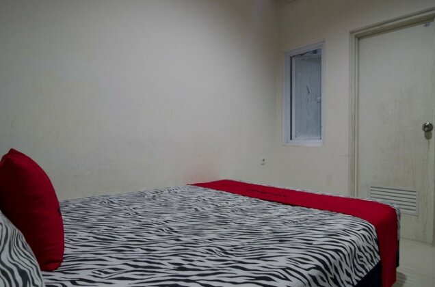 RedDoorz near Lawang Sewu - Photo5