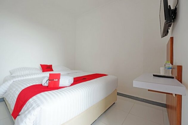 RedDoorz near Mall Ciputra 2 - Photo2