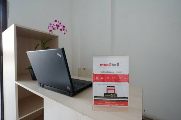 RedDoorz near Mall Ciputra 2 - Photo3