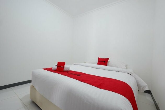 RedDoorz near Mall Ciputra 2 - Photo5