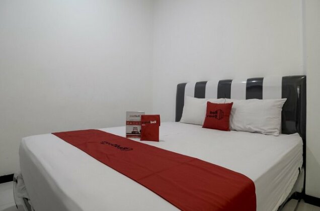 RedDoorz near Poncol Station - Photo4