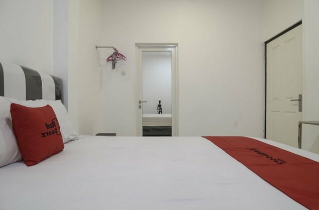 RedDoorz near Poncol Station - Photo5