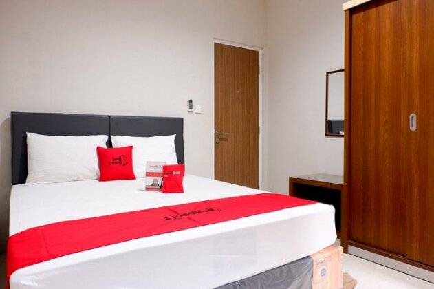RedDoorz Plus near Mall Ciputra Semarang - Photo3