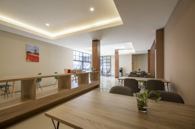 RedDoorz Plus near Ronggowarsito Museum Semarang - Photo2