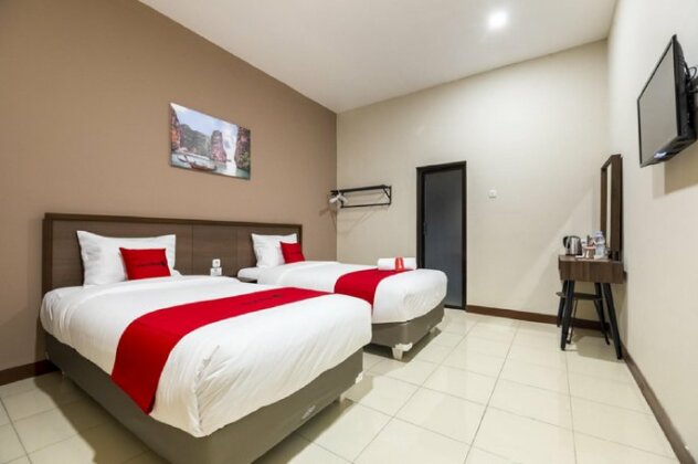 RedDoorz Plus near Ronggowarsito Museum Semarang - Photo3