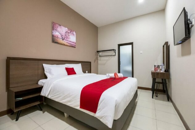 RedDoorz Plus near Ronggowarsito Museum Semarang - Photo4