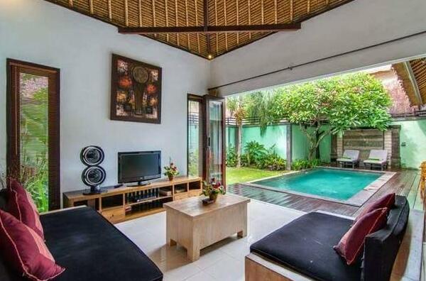 1 Br Pool Central Seminyak Warm Staff - Photo4