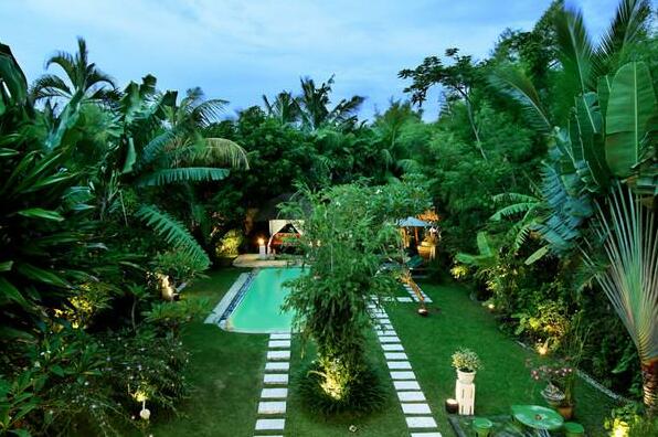 10 Br 4 Pools Central Seminyak Staff - Photo2
