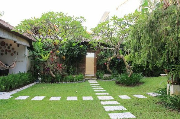 10 Br 4 Pools Central Seminyak Staff - Photo4