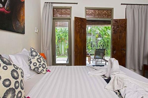 2-Br Balinese Style Pool Villa Seminyak - Photo4