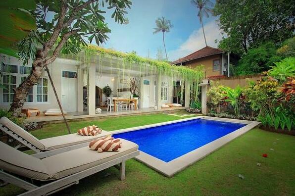 2br Sunny Villa Seminyak Near Beach - Photo2