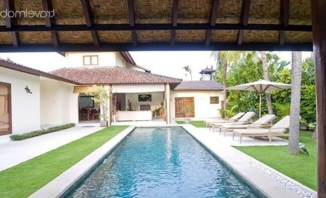 A1 - Spacious Family 4Bed Villa Seminyak - Photo2