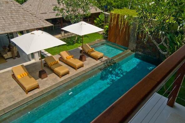 Book 3 BR in large 5 BR Villa Batu Belig - Photo4