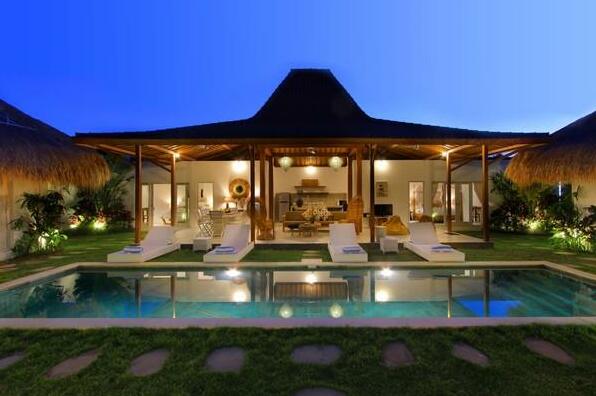 D5 Oberoi Central Seminyak 700m beach - Photo2