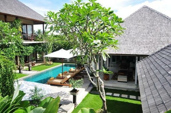 Elegant 3 BR Seminyak Pool Villa Staff - Photo3
