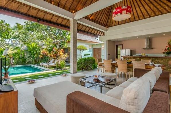 Gorgeous 3 Bedroom Villa Close to Beach - Photo3