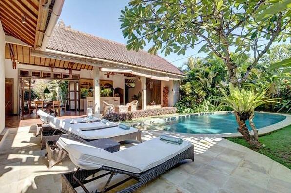 Lovely Strategic Seminyak Villa - Photo2