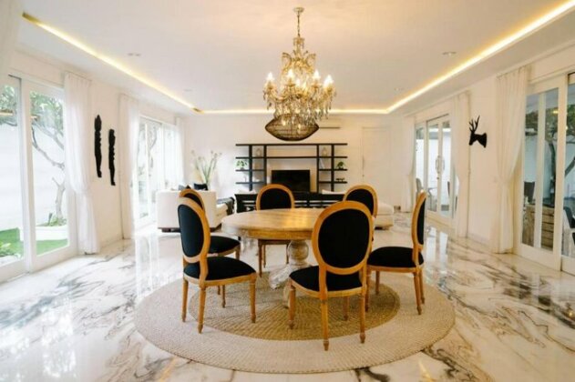 Luxury 5 bedroom villa in Batu Belig - Photo2