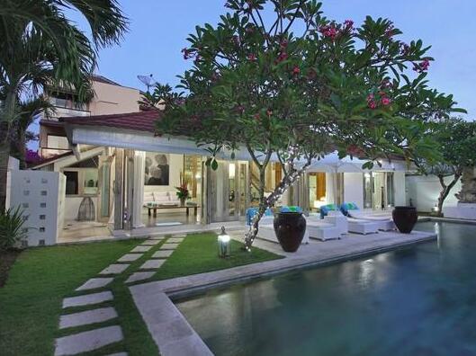 Modern Style 4 BR Villa Seminyak 50 - Photo3