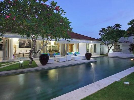 Modern Style 4 BR Villa Seminyak 50 - Photo4