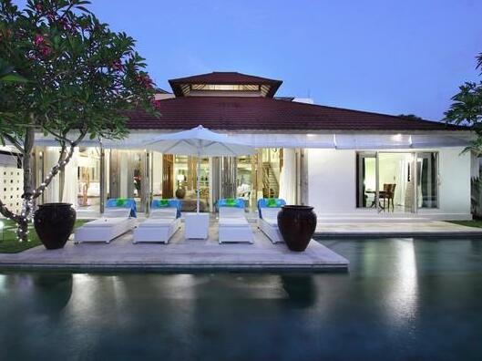 Modern Style 4 BR Villa Seminyak 50 - Photo5