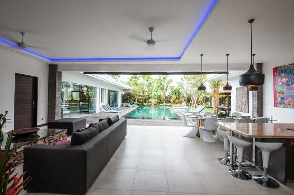 New modern 4 BR villa - pool -gazebo 5mi - Photo3