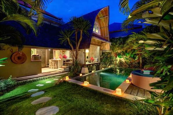 Romantic Luxury Escape in Seminyak - Photo3