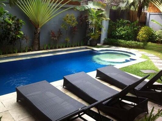 Seminyak 4 Bed Villa Breakfast Daily man - Photo2