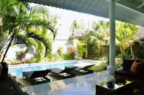 Seminyak 4 Bed Villa Breakfast Daily man - Photo3