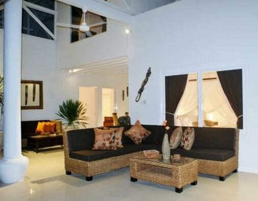 Seminyak 4 Bed Villa Breakfast Daily man - Photo4