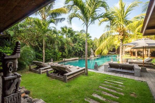 Tropical 7 Bedroom Retreat in Seminyak - Photo4