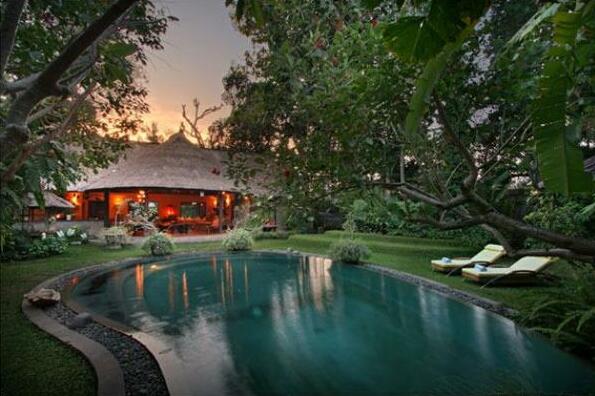 Uma Kedash 3 Bedroom Villa Seminyak - Photo2