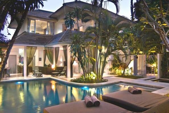 Villa Seminyak 5 Bedrooms - Photo2