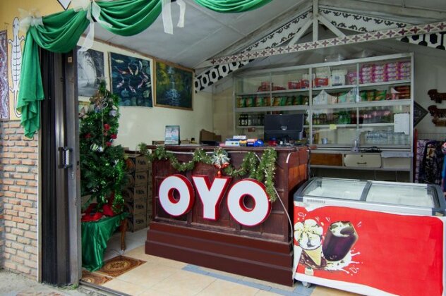 OYO 2208 Thyesza Hotel - Photo2