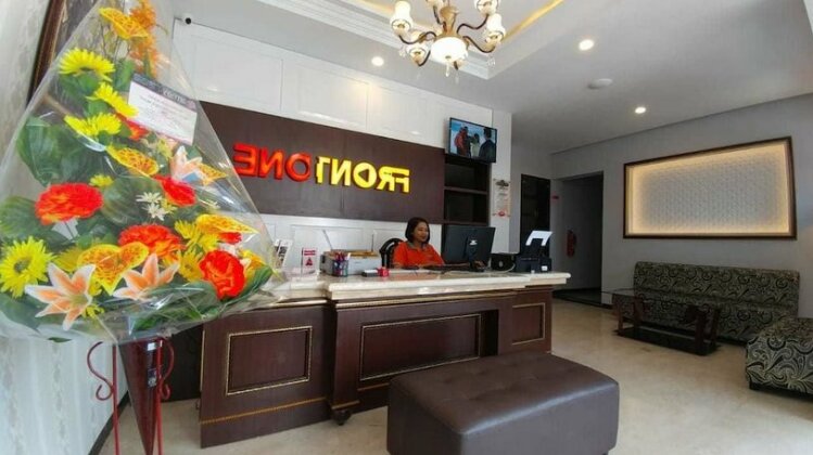 Front One Boutique Brani Solo - Photo3