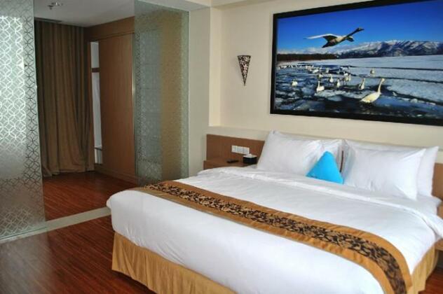Megaland Hotel Solo - Photo2