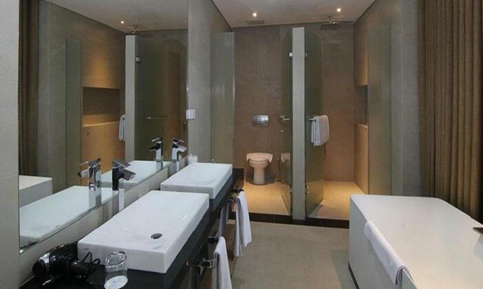 Megaland Hotel Solo - Photo5