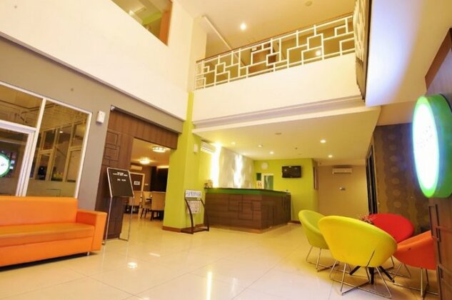Pose In Hotel Solo - Photo3
