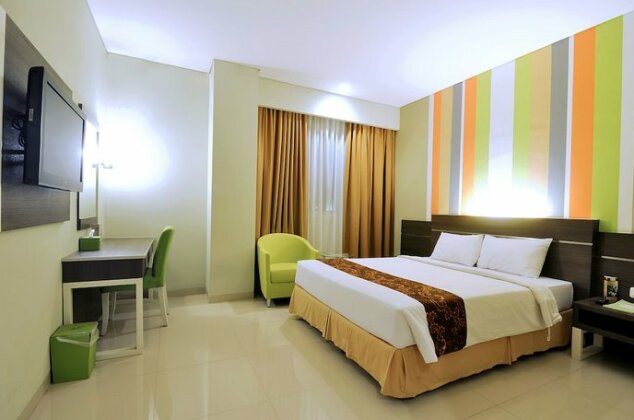 Pose In Hotel Solo - Photo5