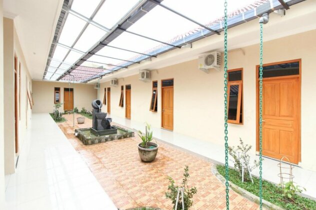 RedDoorz near Balekambang City Park - Photo2
