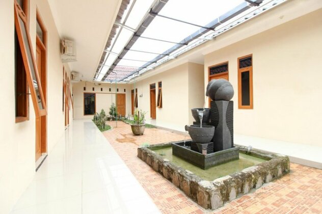 RedDoorz near Balekambang City Park - Photo3