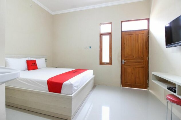 RedDoorz near Balekambang City Park - Photo4