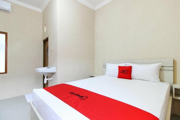 RedDoorz near Balekambang City Park - Photo5