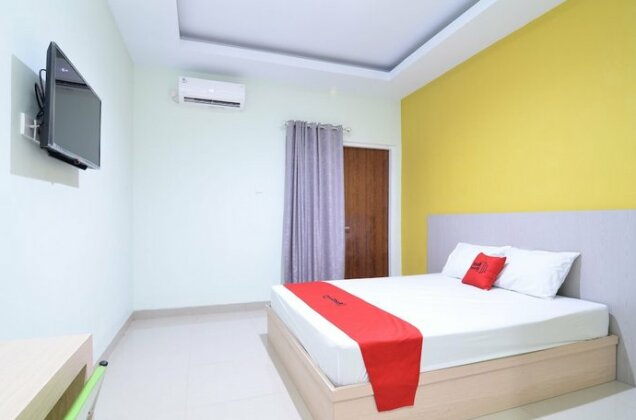 RedDoorz near Museum Keraton Surakarta - Photo2