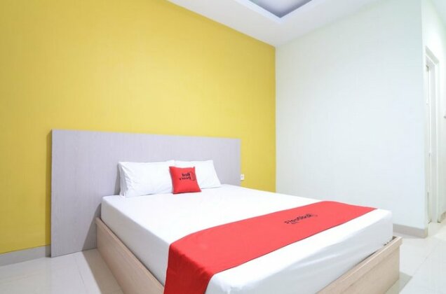 RedDoorz near Museum Keraton Surakarta - Photo5