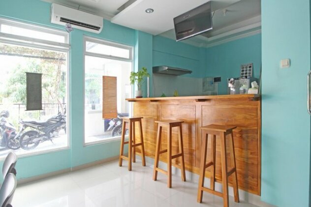 RedDoorz near Solo Balapan Station - Photo3