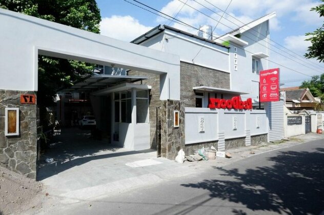 RedDoorz near Solo Square 3